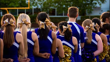 cheering-squad-cheerleaders-daytime-685379.jpg